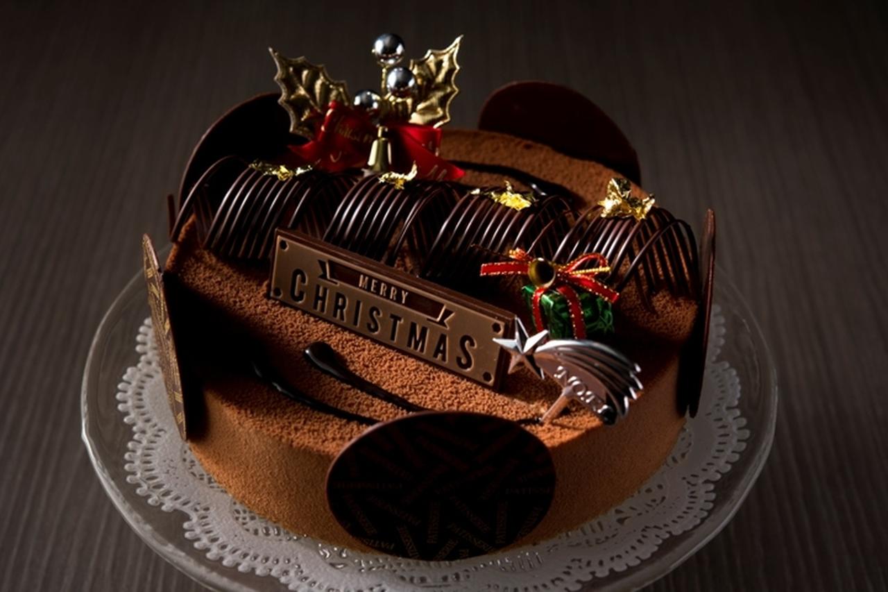 画像: 甘さひかえめなミルクチョコレートムースとマスカルポーネムースに、ほろ苦いキャラメルソースとプラリネ風味のクリスピーで仕上げた味わい深いショコラケーキ。 4,800円（限定50台）5.5号サイズ ※飾り付けが変更になる場合がございます。