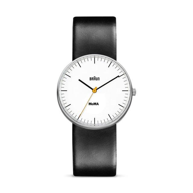 画像: ■BRAUN MoMA Exclusive ウォッチ 税抜販売予定価格: 20,500円 ミニマリストなデザインは、Dietrich Lubs(ディートリッヒ・ルブス)の時計にインスパイアされてBraunデザインチームが新バージョンとして作ったものです。MoMAのロゴが文字盤に描かれ、ケース背面にも刻印されています。防水仕様、クオーツ ムーブメント。ステンレススチール製のケース、レザー製ベルト。