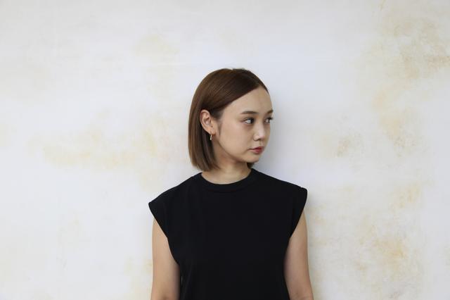 画像: 西本早希(にしもとさき) Saki Nishimoto 誕生日:10月22日 職業:主婦 趣味:読書・飲み 好きなもの:好きなお酒は日本酒とハイボール、好きな食べ物はお味噌汁とお漬物とごはん。 大村美容ファッション専門学校メイク科を卒業後、福岡・大名にあるサロンにてレセプションとして参加。 独自の雰囲気やシンプルな着こなしに定評があり、雑誌やその他媒体に出演中。 退職後は、読者モデルやプロデュース業などで活動中。 2015年に宝島社よりパーソナルブック「SAKI」「SAKI 2」を発刊。