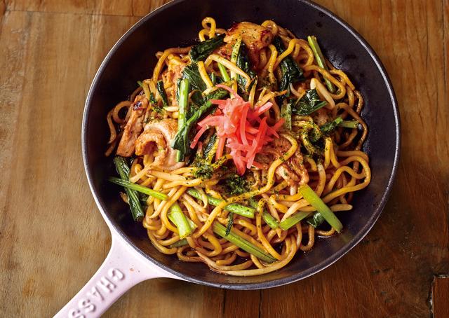 画像: 埼玉小松菜の川越太麺焼きそば 780 円 昔から川越の子供たちにおやつとして愛されてきた太麺焼きそば。シャキシャキの埼玉小松菜をたっぷり入れて甘辛ソースで。
