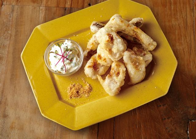 画像: 埼玉県産里芋のハチミツ赤ワイン煮フリット カレー塩添え 680 円 独特のねばりが特徴の埼玉産の里芋を、醤油とアニスで煮た後、フリットに仕上げました。