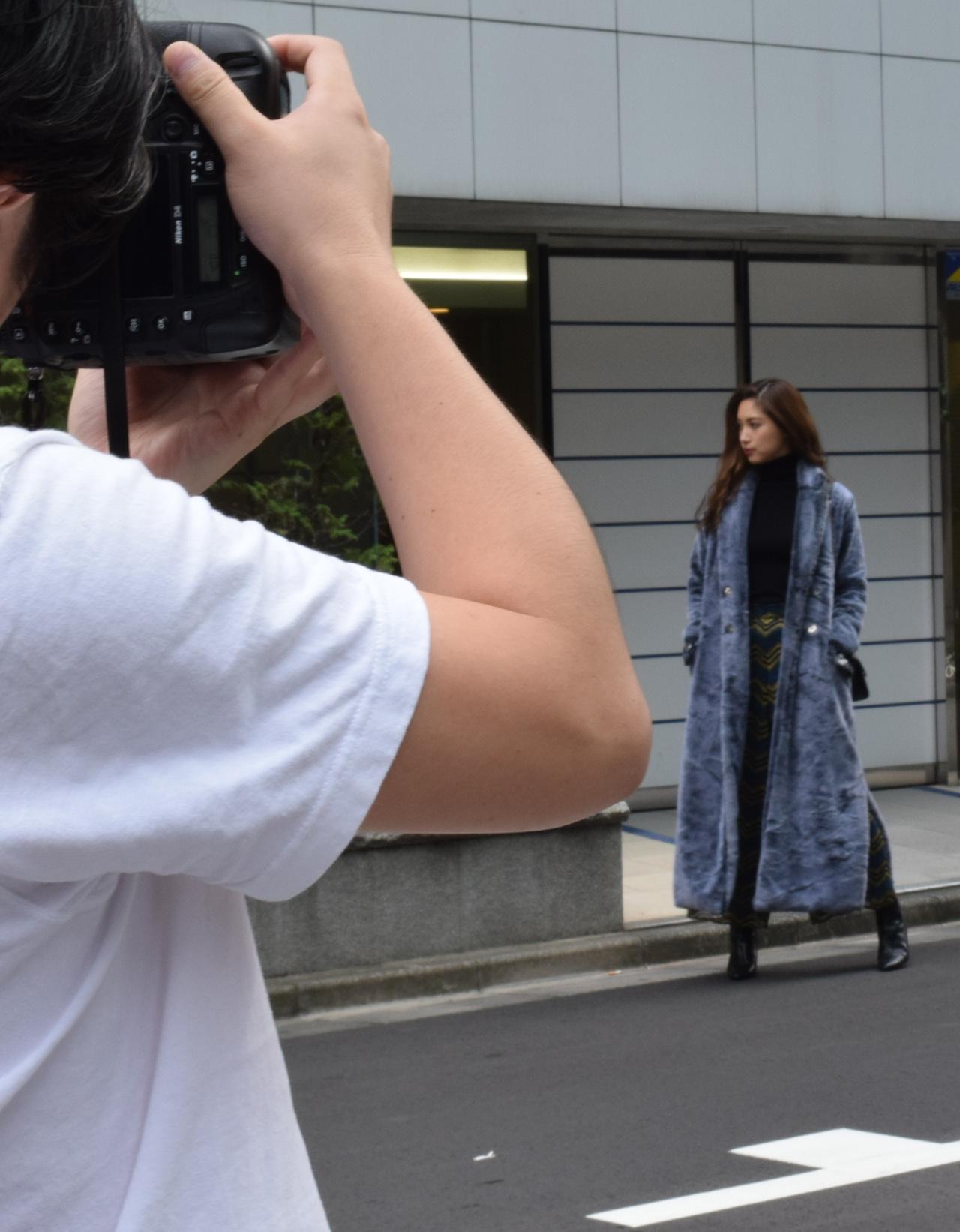 画像: モデルの方と息を合わせながら撮影が進んでいきます。