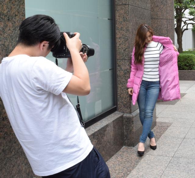 画像: 裏地部分など細部にわたって写真に収めていきます。