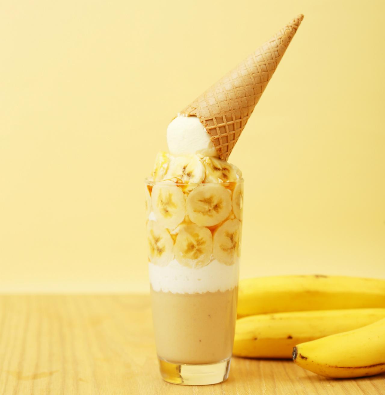 画像: ●ワッフルコーン　バナナキャラメルボンボンスムージー（税込価格 1,500円） 王道の組合せのバナナとキャラメルをトッピング。中のスムージーはヨーグルト入りのさっぱりスムージー。ここでしか味わえないバナナキャラメルと、自家製スムージー、ワッフルコーンのサクサクの組合せをお楽しみください。