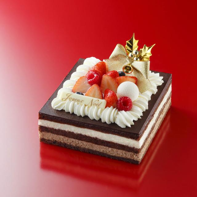 画像: <新作>ショコラ・ドゥ・ノエル ※お酒使用 プレゼントボックスをイメージしたスクエア型のケーキ。しっかりとした味わいのザッハ生地に、チョコレートのクリームを合わせ、チョコレートの味を思う存分お楽しみいただけます。アクセントにバニラとアーモンドのクリームを合わせることで、マイルドで食べやすい味わいに仕上げました。 価格:12cm(3~4人分) ¥4,000/15cm(4~6人分) ¥5,000/17cm(6~8人分) ¥6,000