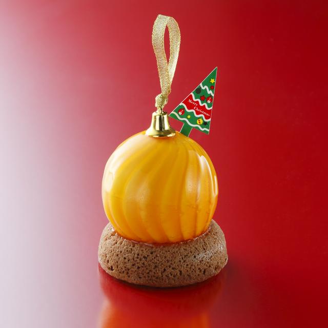 画像: <新作/小物>クリスマスブゥル 価格¥600 ツリーに輝くオーナメントをイメージした球体は、すっきりとしたホワイトチョコレートムースでできており、その中に、はるみオレンジのコンフィを忍ばせました。