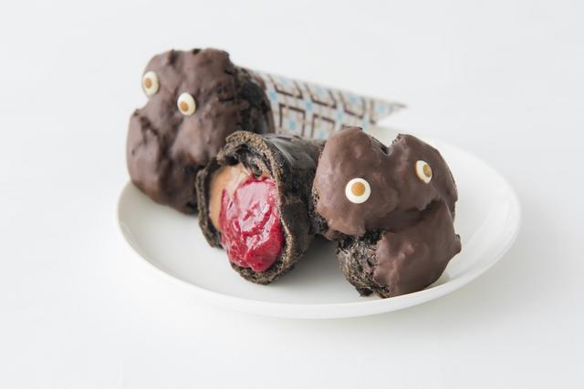 画像: 『ザ・シューコーン チョコ&ラズベリー』 ザクザク食感に焼き上げたココア風味のシュー生地に、ホイップとあわせた“ショコラカスタードクリーム”と、ストロベリージャムを加えた甘酸っぱい“ラズベリーフィリング”を詰めました。 仕上げにチョコレートをかけ、ハロウィーンをイメージし“オバケ“にデコレーションしました。 ●価格 :380円(税込410円) ●販売期間:10月16日(月)~10月31日(水)予定