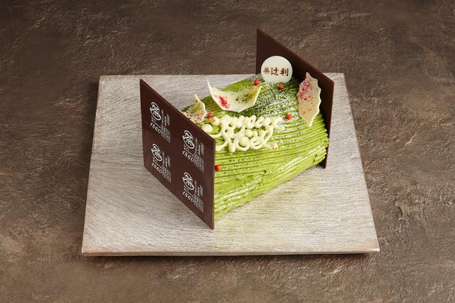 画像: ■ブッシュ・ド・ノエル 辻利の宇治抹茶とフランス産AOP発酵バターをたっぷり使用した プレミアムなブッシュ・ドノエルです。フィリングのフランボワーズのバタークリームが更なる華やかさを演出。特別なクリスマス タイムに、素材にこだわった贅沢な逸品です。 価格: 3,600円(税込3,888円) 販売期間: 11月1日(水)から予約受付 12月22日(金)~24日(日) 店頭受け渡し 販売店舗:辻利 銀座店 <GINZA SIX 30台限定>