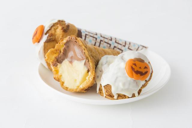 画像: 『ザ・シューコーン パンプキン&ショコラ』 ザクザク食感に焼き上げたシュー生地に、ホイップとあわせた“ショコラカスタードクリーム”と、“かぼちゃ風味のプリンホイップ”を詰めました。仕上げにホワイトチョコをかけ、ジャック・オー・ランタン型のチョコをデコレーションしました。 ●価格 :380円(税込410円) ●販売期間:10月16日(月)~10月31日(水)予定