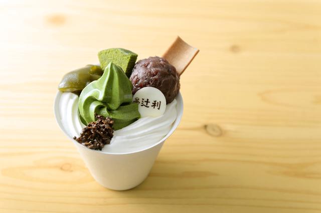 画像: ■銀座パルフェ 辻利の高級宇治抹茶を使用したお濃い茶ソフトクリームに、あんや八つ橋、辻利のわらび餅やバウムクーヘンなど豪華にトッピングした、GINZA SIX限定メニューです。 価格: 1,000円(税込 1,080円) 発売日: 10月10日(火) 販売店舗:辻利 銀座店<GINZA SIX限定>