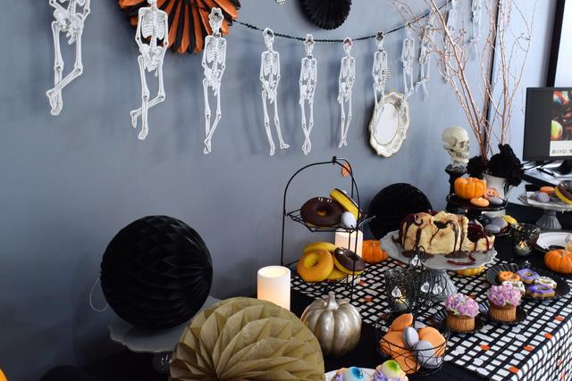 画像: 会場はハロウィンムードを盛り上げる飾りつけ♪