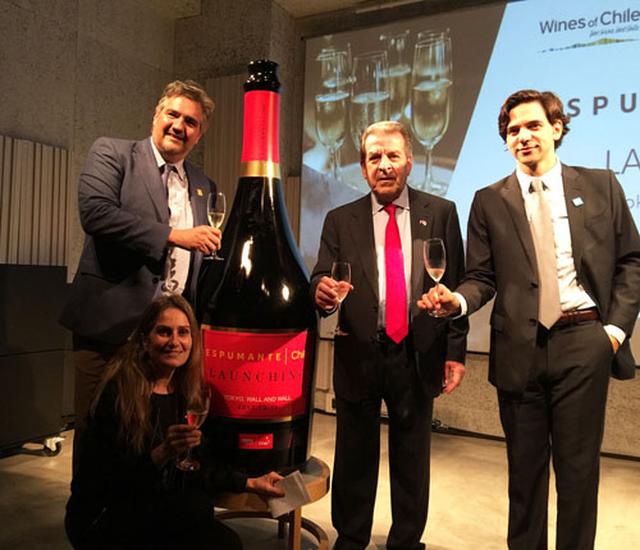 画像: Wine of Chilleのコマーシャル・ディレクター、アンジェリカ女史、プロチレ(チリ貿易振興局)のディレクター、フビニック氏、フレイ氏、アロンソ氏
