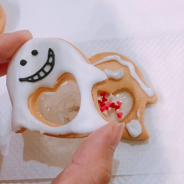 画像: お化けにハート型のトッピングをいれてくっつけちゃいます!