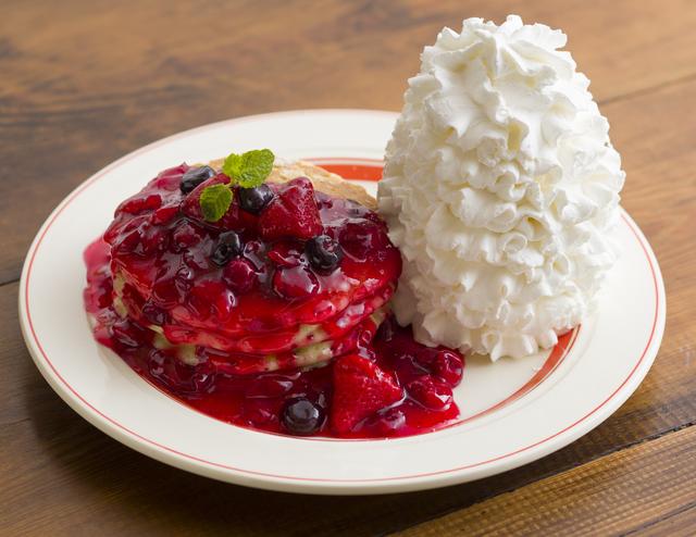 画像: ベリードレスド・パンケーキ (BERRY DRESSED PANCAKES) 1,680円(税別) クランベリーをベースにストロベリー、ブルーベリーを贅沢に使用し、ベリーのドレスをまとわせた甘みと酸味のバランスがとれた上品なパンケーキ。生地の中には、アーモンドとドライクランベリーを入れて焼き上げることで、フルーティーな甘さと食感をお楽しみ頂けます。