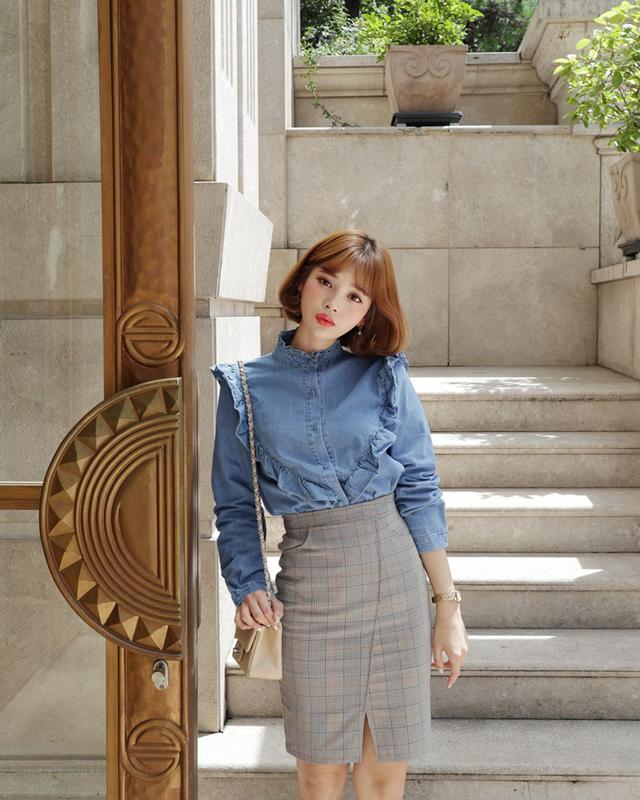 画像: <LADIES>『フリルディテールバンドカラーデニムシャツ』¥5,745 (税込) www.dholic.co.jp