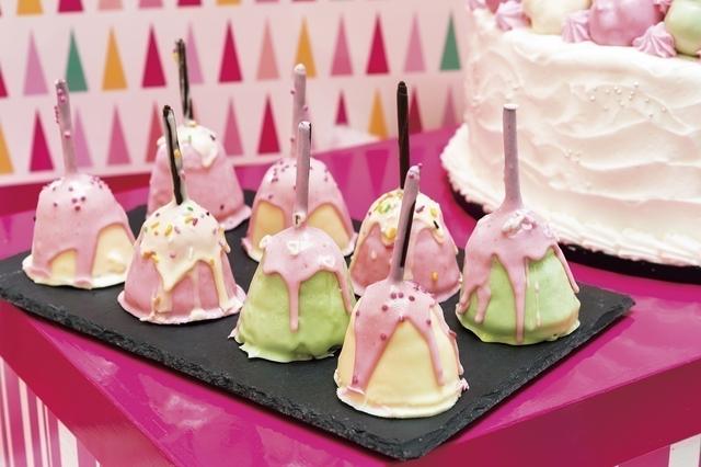 画像: 「聖夜のベル」 ピスタチオ、ラズベリーとホワイトチョコレートの3種類のムースにパステルカラーのチョコレートをコーティングしたベルを模ったかわいらしいケーキです。 思わず、誰かを呼んでみたくなりそう。