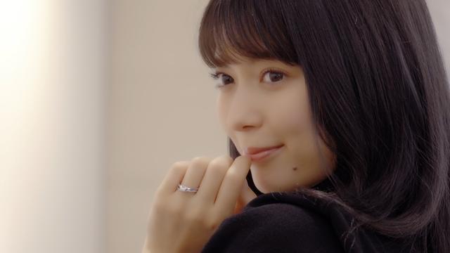 画像: Q:理想のプロポーズは? A:「ロマンチックなイメージがあるんですけど、そういうのももちろん嬉しいと思いますし、日常でっていうのも嬉しいと思うので…なんでも嬉しいです。」