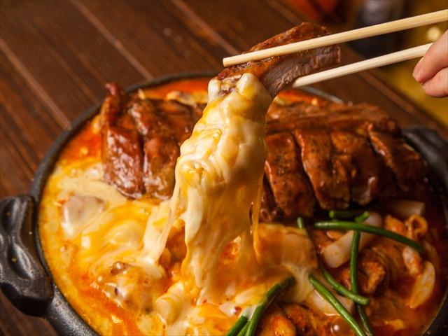 画像: インパクト肉「巨大バックリブ」ととろ~りチーズの異種タッグ!! 『バックリブとチキンの蒸し焼きチーズ鍋』 FULLサイズ3,300円/HALFサイズ2,200円