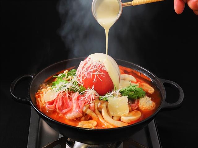 画像: トマトとチーズの鉄板の組み合わせ! 『完熟トマトのクアトロチーズ鍋』 1,680円