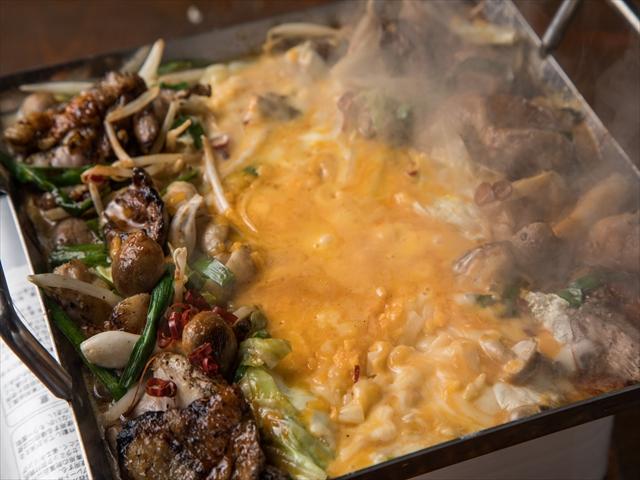画像: 炭火で焼き上げた香ばしい鶏を人気のチーズタッカルビに! 『炭火焼きチーズタッカルビ』 1,490円