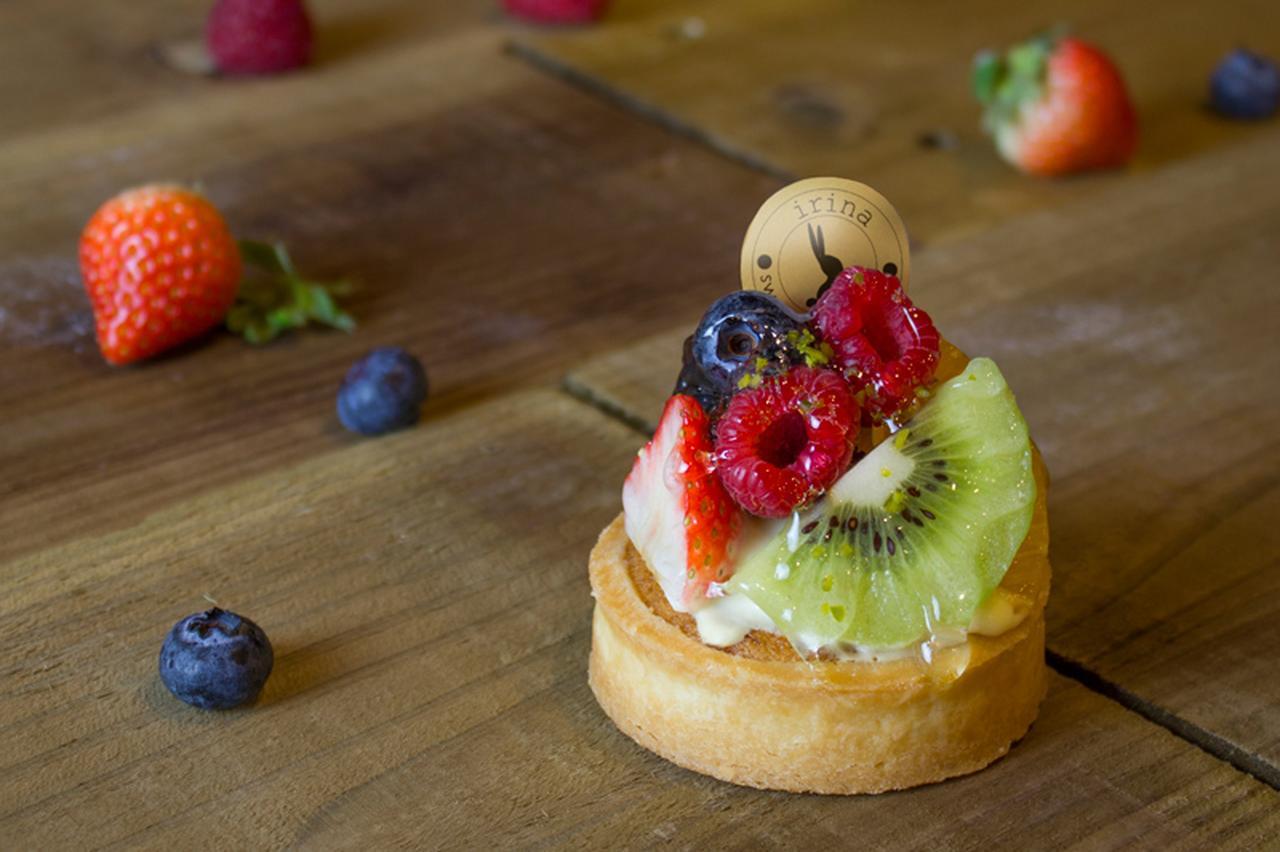 画像: 「フルーツタルト」 サクサクのタルトにアーモンドを詰めてじっくり低温で焼き上げました。 タルトの上には彩り豊かなフルーツをたくさん散りばめました。