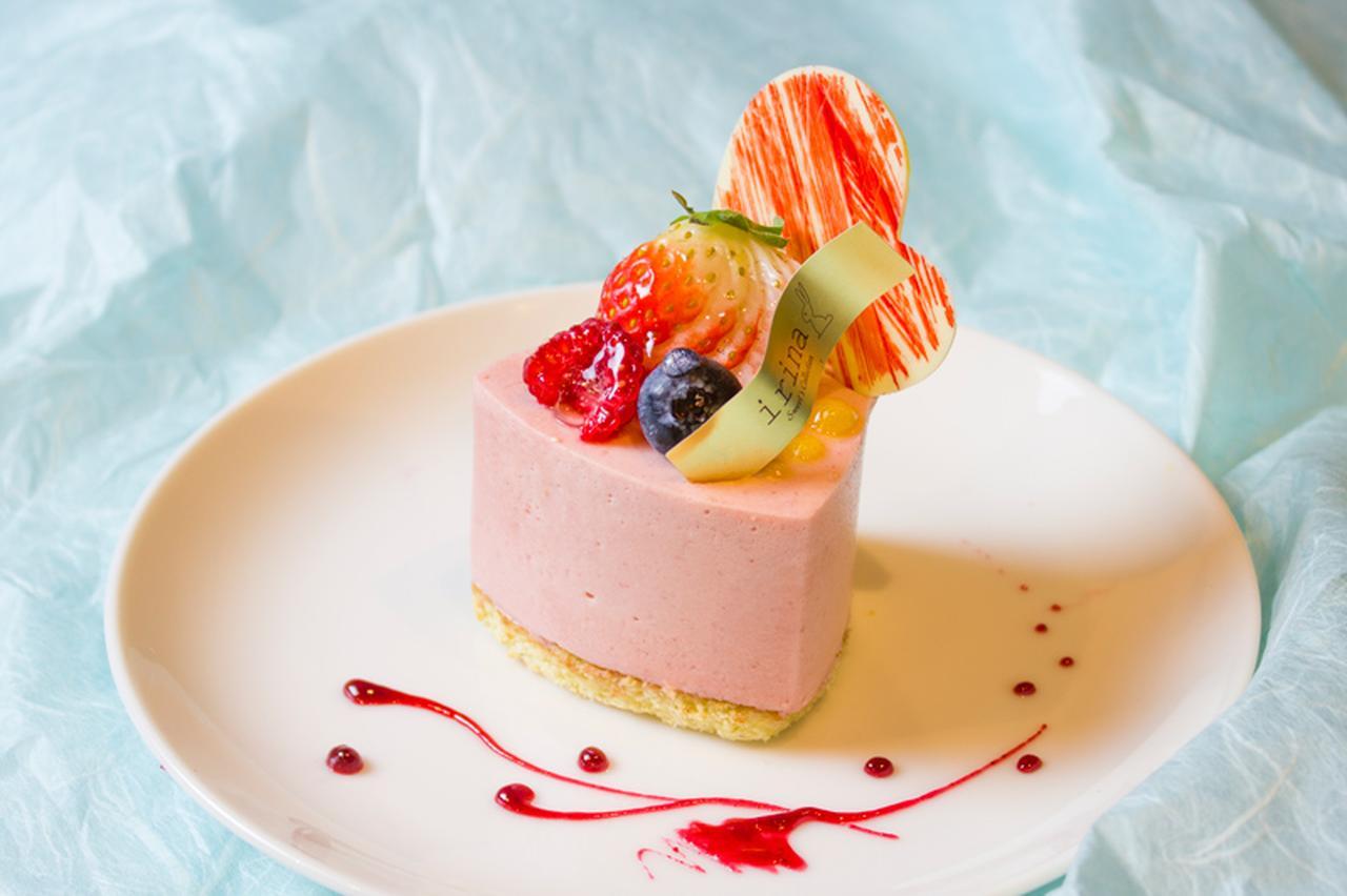 画像: 「ムースフレーズ」 苺のコンポートがジューシーなムース。ピスタチオの生地との調和が特徴的な可愛らしいケーキに仕上げております。