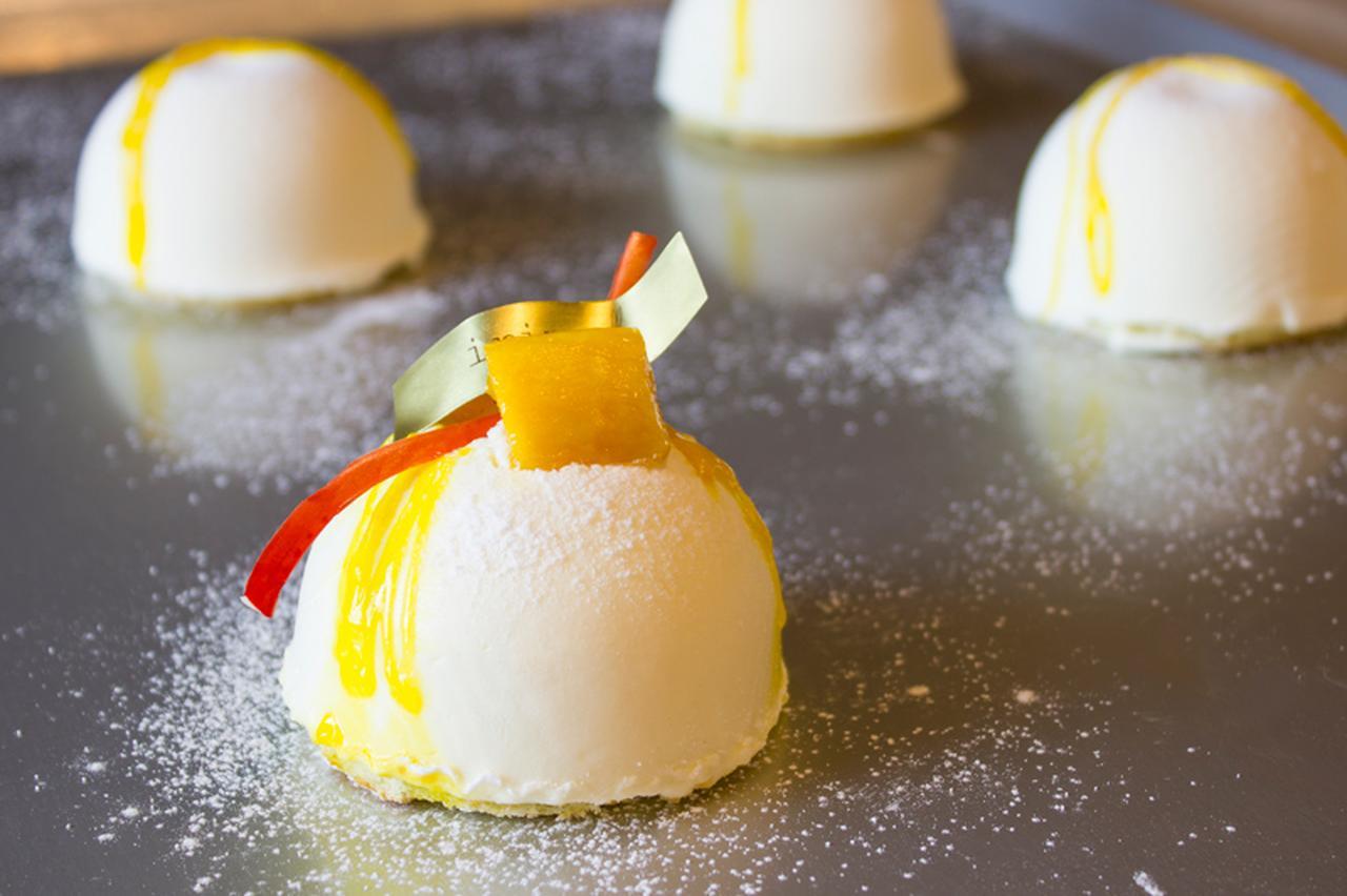 画像: 「レアチーズマンゴー」 濃厚なレアチーズケーキに甘酸っぱいマンゴーのクリームを閉じ込めました。 クリームチーズとフルーティーなマンゴーがぶつかり合う美味しさを堪能してください。