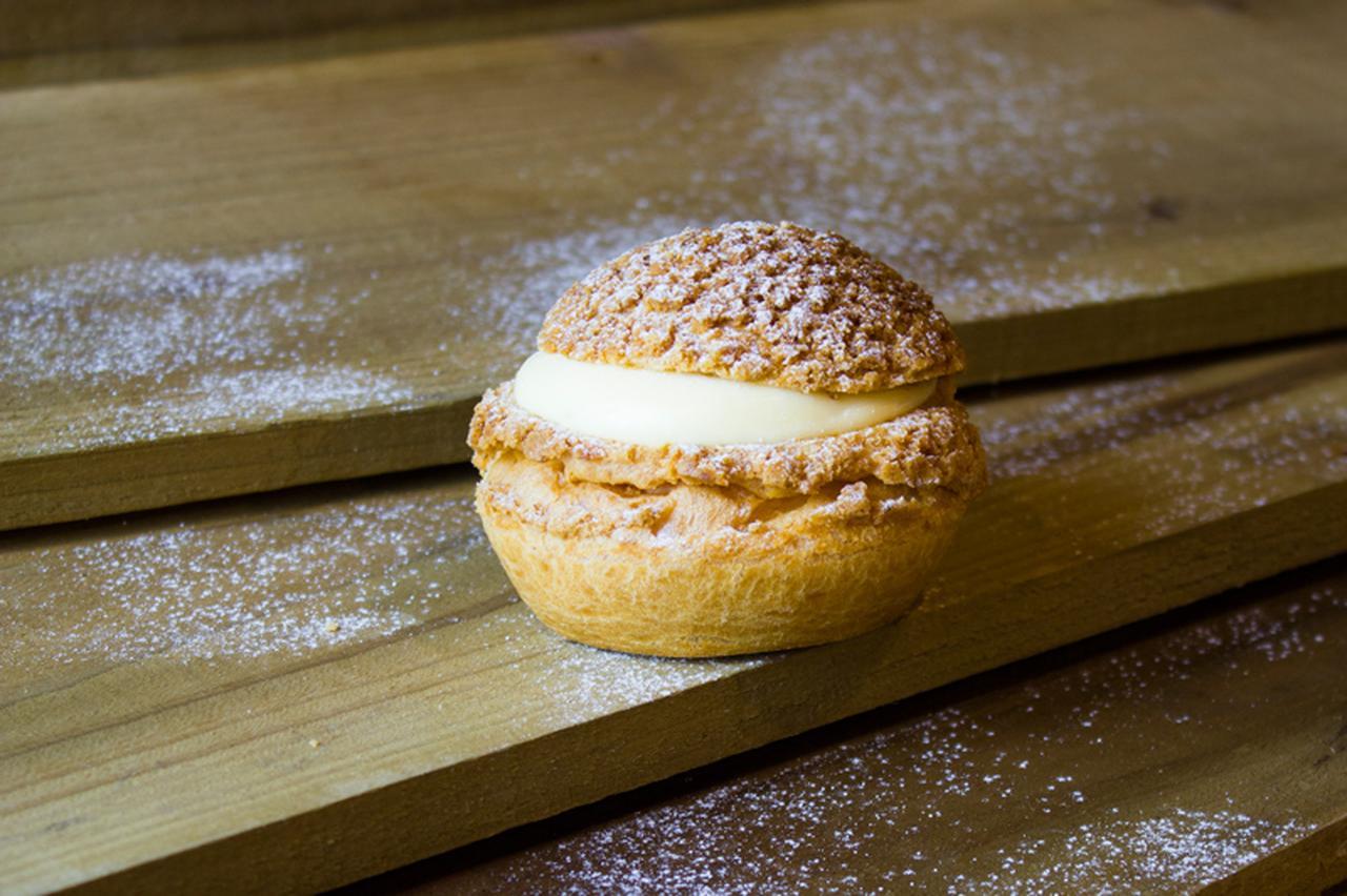 画像: 「ザクザクシュークリーム」 たっぷりと詰め込んだカスタードクリームはすっきりとした味わいのオーソドックスなシュークリーム。毎日のちょっとしたご褒美にぴったりの一品です。