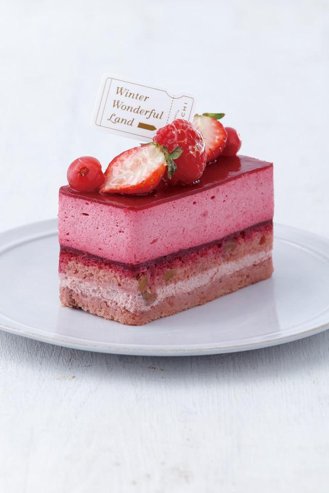 画像: ■商品名:ベリーエタンセル ■価格:カット605 円(税込) ■販売期間:11 月29 日(水)~ 12 月22 日(金) ■商品説明:クリスマスケーキを事前にお試しできるケーキ。カットサイズでご用意しました。甘酸っぱいラズベリーとカシスを加えたベリームースに、ラズベリー・ブルーベリー・ブラックベリー・レッドカラント・タイベリーのジュレを重ね、芳醇な香りのタイベリーのチーズムースをあわせました。