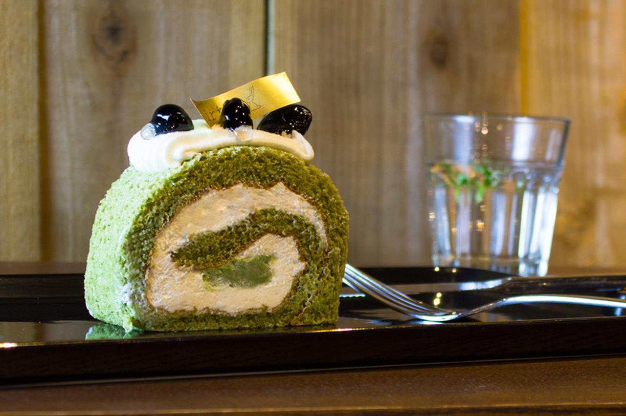 画像: 「抹茶ロール」 irinaのシグネチャーであるロールケーキを贅沢にプチガトーアレンジ。 ふわふわの抹茶生地に練乳クリーム、鹿の子豆、抹茶のガナッシュを巻き込みました。