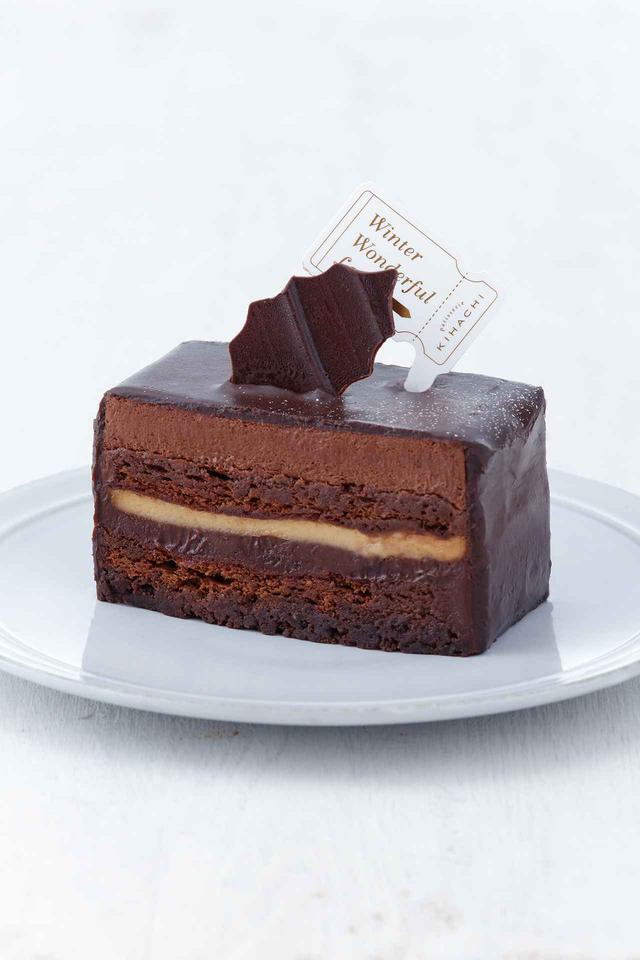 画像: ■商品名:ショコラショコラ ■価格:カット605 円(税込) ■販売期間:11 月29 日(水)~ 12 月22 日(金) ■商品説明:クリスマスケーキを事前にお試しできるケーキ。カットサイズでご用意しました。2 種類のチョコレートを使った口どけの良いショコラムース、ほろ苦いビスキュイショコラ、チョコチップ入りのガナッシュを重ねたショコラづくしのケーキです。甘い香りのトンカ豆を使ったブリュレがショコラの味を引き立てます。