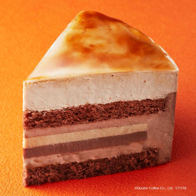 画像: キャラメルムースとショコラムース、さらにキャラメルとチョコのホイップクリームやチョコスポンジなどを7層に重ねたチョコケーキです。ビターなショコラムースには、コク深い味わいのベルギー産クーベルチュールチョコレートと、フルーティーなアロマのベトナム産クーベルチュールチョコレートを使用しています。 土台のスポンジ生地には、カラメルの飴をチョコレートとあわせて薄く塗り、サクサクした食感をプラス。 キャラメルとチョコレートのおいしさを堪能できるケーキです。