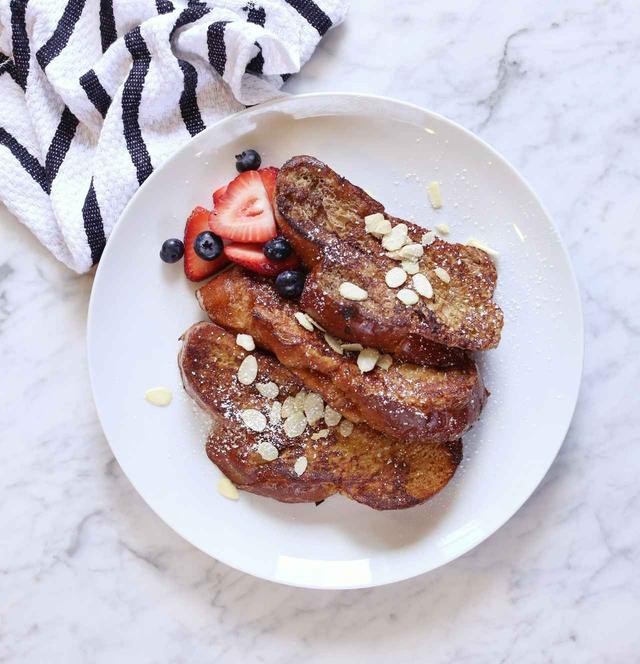 画像: DONA CHAI FRENCH TOAST ドナチャイ フレンチトースト 材料(1人分) ドナチャイ :120ml 牛乳 :60ml 卵(大) :2個 砂糖 :大さじ1 塩 :小さじ1/4 8枚切りパン :2枚 無塩バター :適量 メープルシロップ:お好みで 作り方 1)ボウルにドナチャイ、牛乳、卵、砂糖、塩を入れてよく混ぜる。 2)トレイに1の卵液を注ぎ、食パンを浸す(卵液が食パンにしみこむまで) 3)フライパンに適量のバターを入れて、弱火でじっくり熱する 4)両面に焦げ目がつく程度に焼く 5)お好みでメープルシロップをかけて完成