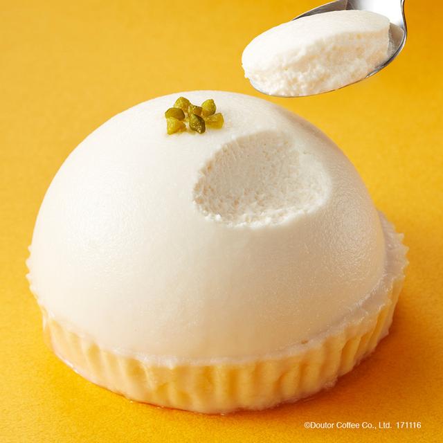 画像: ほどよい酸味でクリーミーなレアチーズムースと、コクのあるなめらかなベイクドチーズケーキを重ねた、チーズ好きにおすすめのケーキです。2種のムースでサンドしたビターなキャラメルガナッシュが、味のアクセントになっており、飽きずに楽しめるようにこだわりました。 白くて丸みのある形でピスタチオのトッピングが、見た目にもかわいいチーズケーキです。