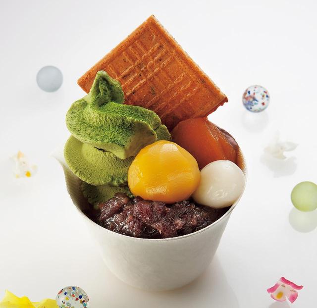 画像: 愛知「両口屋是清」時をかけるパフェ(1杯)756円※阪急うめだ本店限定 栗の甘露煮、柿のジュレ、抹茶ソフトなどが、小豆あんを引き立てます。