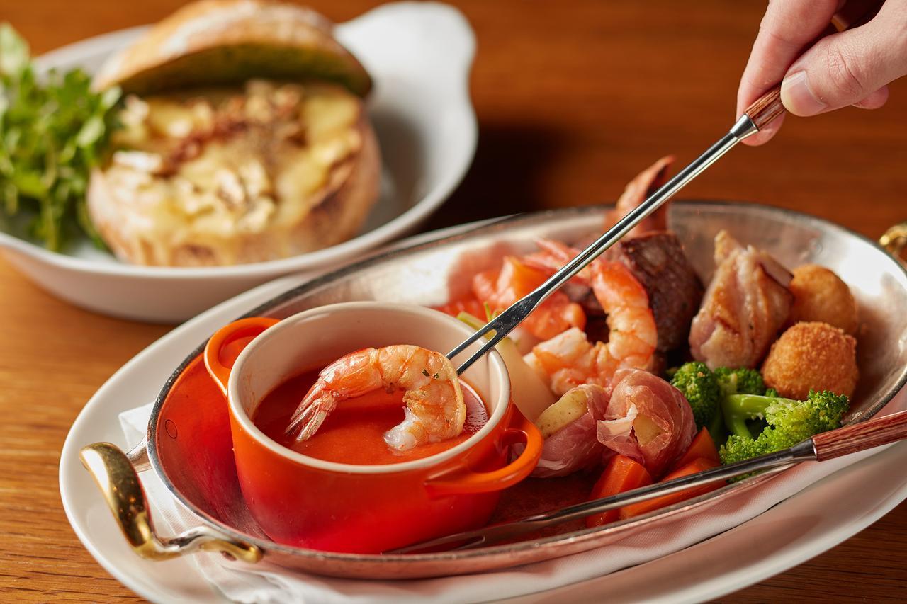 画像: ホリデーパーティーはビーフやシーフード、野菜をトマトソースやチーズでいただくフォンデュスタイルで！