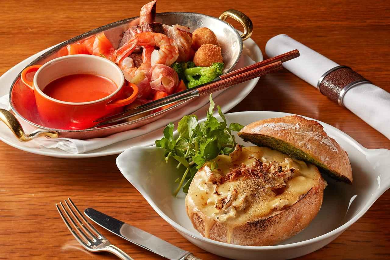 画像: メニュー / 料金（税・サービス料別）： ・フォンデュ 6,200円　★新メニュー -　前菜の盛り合わせとサラダ -　メインディッシュ ・　サーロイン＆ポテト ・　海老 ・　ポークソーセージ ・　トマト&ベーコン ・　うずらの卵 ・　人参、ブロッコリー、ペコロス（ミニたまねぎ） - 　フレンチ　キッチン デザート盛り合わせ - 　コーヒー または 紅茶 ※写真は2名様分です。 ※ご注文は1名様より承ります。