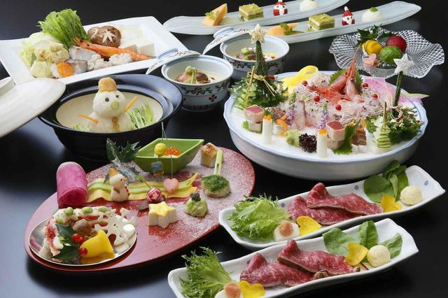 画像: <クリスマス ペア懐石(お二人様で) ¥20,000> 「京料理 嵐亭」が贈るクリスマス限定のペア懐石料理。 目の前でカットする嵐亭特製の和牛ローストビーフに、鱈や河豚など季節の食材を使用した蕪のみぞれ鍋をはじめ、京料理ならではの繊細な細工が随所に施された特別懐石をご用意。落ち着いた空間でゆっくりとお料理を味わう、至福のひとときをお過ごしいただけます。 <“クリスマスペア懐石”メニュー内容> ・前菜 タラバガニタルタル焼き 雪輪蓮根 フォアグラステーキ いくら湯葉和え 海老芋田楽 チーズ味噌漬け 貝柱磯辺揚げ 百合根だるま 芽キャベツキャビア 銀杏・南京・人参松葉さし 松笠ラディッシュ 唐墨 ベル慈姑 リボン野菜 氷餅 ・お造り クリスマスリース盛り 鯛 鰤 鮪 甘海老 あしらい ・蒸し物 甘鯛玉蒸し パプリカ アボカド 丹波しめじ 三つ葉 ・焼き物 和牛ローストビーフ 蕪明太焼き マッシュポテト 野菜煎餅 ・鍋物 霙鍋 鱈 雲子 海老 河豚 巾着 豆腐 椎茸 雪輪野菜 ・お食事 三色手毬寿司 ・水物 クリスマスデザート