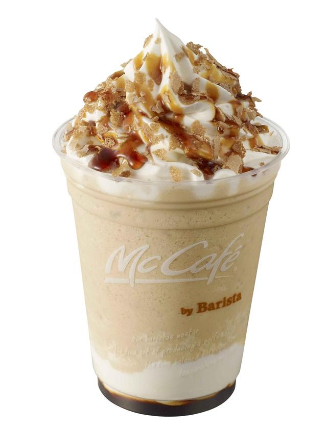 画像: 【クリームブリュレフラッペ】 カラメルソースにほんのり甘いクリームブリュレ風味のホイップクリーム、クリームブリュレシロップを混ぜ合わせたエスプレッソフラッペに、さらにほんのり甘いクリームブリュレ風味のホイップクリーム、クラッシュしたシガークッキー、カラメルソースをトッピングしました。薄く焼き上げた香ばしいシガークッキーとふわふわのホイップクリームで、飲むたびに甘みやエスプレッソのコクを感じられ、味の変化をお楽しみいただける、見た目も華やかなフラッペです。 M サイズ 460 円 Lサイズ 500 円