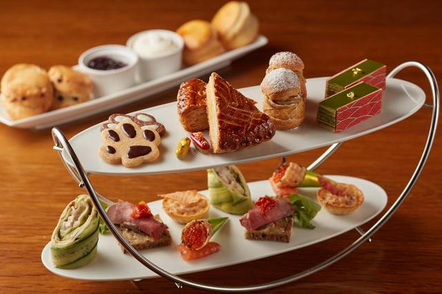 画像: メニュー / 料金(税・サービス料別): ・ニューイヤー アフタヌーンティー 3,500円 ★新メニュー スイーツ - 2018年の干支(戌)をイメージしたクッキー - ガレット デ ロワ - 抹茶のオペラ - プチケーキ - プレーンスコーン セイボリー - ローストチキン、セロリ、クルミ、りんごをきゅうりで巻いた“門松”をイメージしたトルティーヤラップ - ローストビーフのオープンサンド - パーティーのクラッカーをイメージしたいくらとスモークサーモンのタルタル - ベーコンときのこのキッシュ ドリンク2種類 - コーヒーまたは紅茶