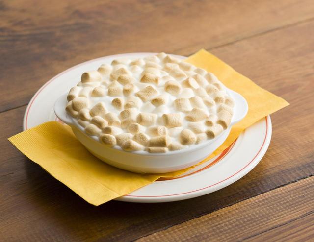 画像: マシュマロスイートポテト (MARSHMALLOW SWEET POTATO) 1,280円(税別) たっぷりのラムシロップをしみこませたパンケーキの上に、 安納芋100%のスイートポテトをのせた、大人の味わいが広がる一品。あふれんばかりのマシュマロをたっぷりとのせてオーブンで焼き上げることで、ふわ、とろっ、しっとりとした食感と上品な味わいが口の中で広がります。