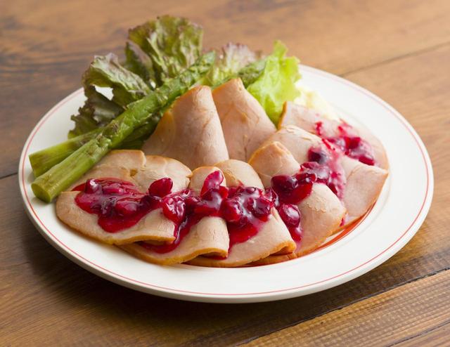 画像: ターキーディッシュプレート(TURKEY DISH PLATE) 3,980円(税別) ローストターキーを200g以上のせたボリューム満点の一品。 本場のサンクスギビングと同様に、添えられたクランベリーソースをたっぷりと付けてお召し上がりください。