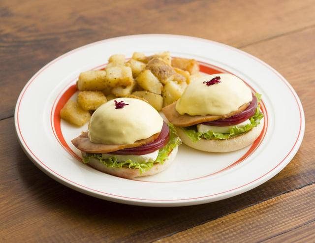 画像: ローストターキーのエッグスベネディクト (ROAST TURKEY EGGS BENEDICT) 1,500円(税別) クリームチーズとローストターキーを挟んだサンクスギビング限定のエッグスベネディクト。甘酸っぱいクランベリーソースがアクセントとなって、すっきりとした味わいながら、奥行きのあるおいしさを引き出した一品です。