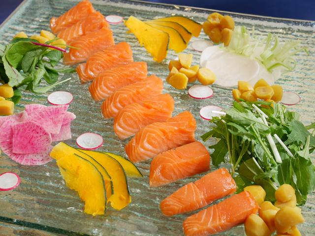 画像: サーモンのコンフィ 秋野菜と甘栗のサラダ仕立て
