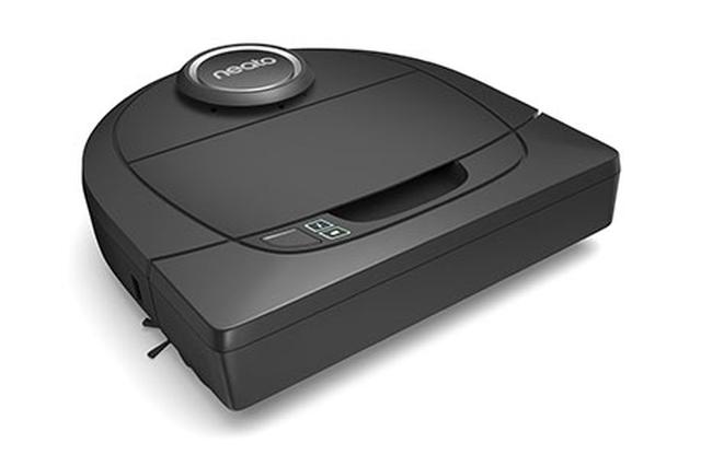 画像: 【商品紹介】 「Botvac D5 Connected」 高性能なLaserSmartの精密ナビゲーションのWi-Fi対応ロボット掃除機 ナビゲーション機能およびWi-Fi接続機能搭載のロボット掃除機です。LaserSmartテクノロジーにより部屋から部屋へと効率的に掃除、自動的に充電を行いフロア全体を清掃します。ペットがいるご家庭やアレルギーをお持ちの方に最適です。取り出しが容易なコンボブラシ、アレルゲンカット超高性能フィルター、清掃が簡単なフィルタースクリーンも備えています。ブラシ面がフラットなDシェイプのデザインをしており、本体前方に配置した最大級の276㎜ワイドブラシを本体の幅いっぱいに取り付けた設計が可能となりました。この形状により、車輪の間にブラシを配置した丸形ロボット掃除機に比べて、壁ぎわや室内の隅々により近づいて掃除を行えます。