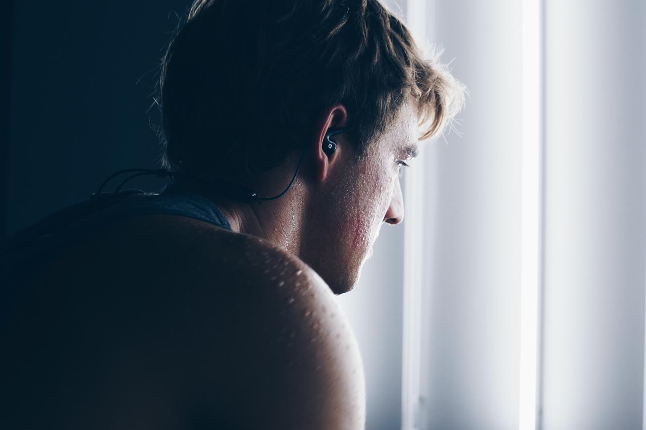 画像1: 防沫性能と高い耐久性を持ち、イヤー・フックを採用。ジョギングやトレーニングしながらのリスニングに最適