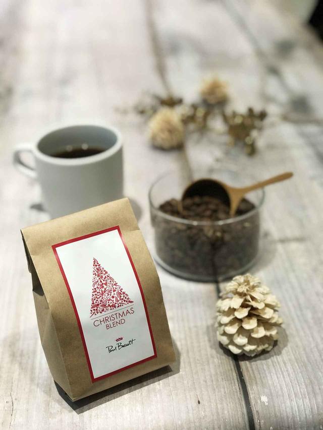 画像: クリスマスブレンド クリスマス限定ブレンド。チョコレートやナッツの様な、しっかりとしたコクと甘みのあるリッチな味わいに仕上げました。クリスマスディナーの後や、ケーキと一緒にぜひお楽しみください。 期間:11月25日(土)~12月25日(月) 価格:100g 890円(税込) 200g 1,630円(税込)