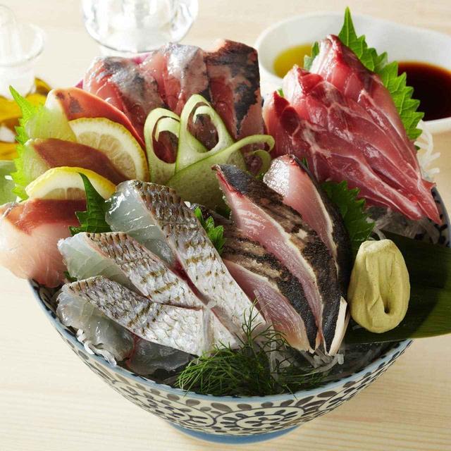 画像: 「刺身盛り合わせ」980円 相模灘から直送の新鮮なお魚をたっぷり