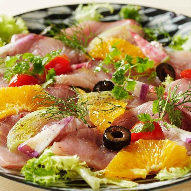 画像: 「本日のカルパッチョ」920円 漁港直送の鮮魚とフルーツを使ったカルパッチョ