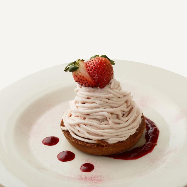 画像: ●商品名 :まるごといちごのモンブラン ●販売価格:780円(ドリンクセット 1,080円~) ●商品説明:淡く上品なピンク色のいちごクリームの中に、たっぷりのカスタードクリームとまるごといちごがそのまま入った贅沢なモンブラン。